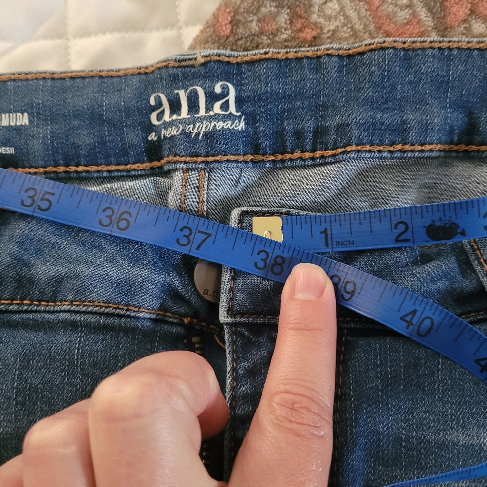 A.n.a. Jean Shorts Size 18 Distressed Blue Bermuda Denim Frayed Hem Cut Off - Picture 6 of 6
